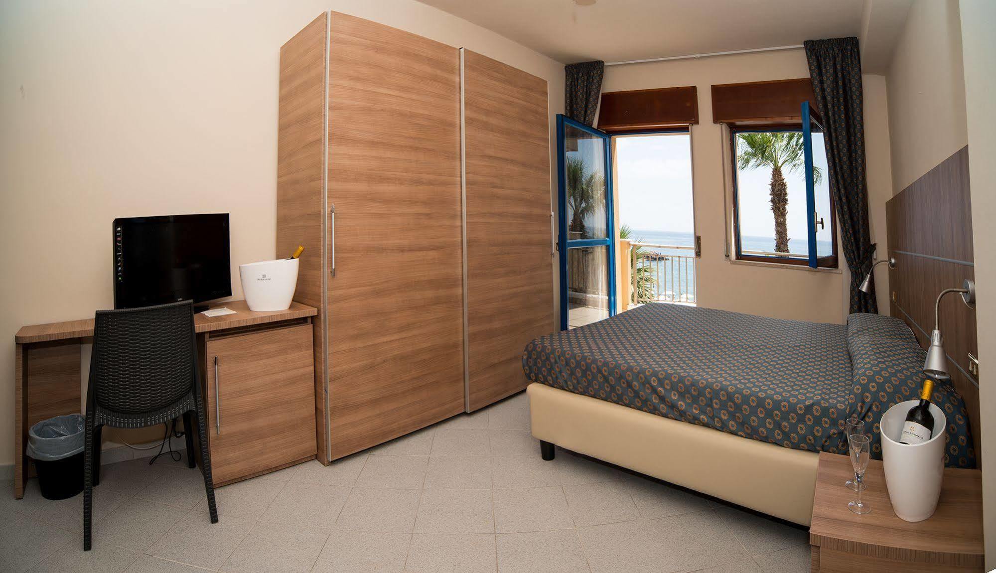 Elihotel SantʼAlessio Siculo المظهر الخارجي الصورة